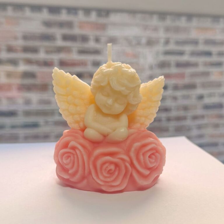 vela en forma de angelito con rosas