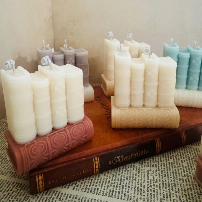 vela en forma de libros